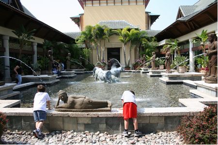 Universal's Royal Pacific Resort photo, from ThemeParkInsider.com